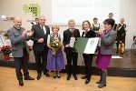 LR Hans Seitinger (l.), LH Hermann Schützenhöfer (2.v.l.), LT-Präs. Bettina Vollath (5.v.l) und II. LT-Präs. Manuela Khom (r.) mit dem geehrten scheidenden Landarbeiterkammer-Präsident Christian Mandl