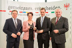 LH Günther Platter, Bundesratspräsidentin Sonja Ledl-Rossmann, Bundesrat Ernst Gödl und LH Hermann Schützenhöfer bei der Übergabe des Vorsitzes der LH-Konferenz an Tirol (v.l.) ©      