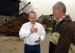 Agrarlandesrat Johann Seitinger und der Landwirt Josef Pock aus Seiersberg erörtern die Situation der steirischen Landarbeiter. Foto: Philipp