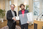 LR Christopher Drexler überreichte Martin Puntigam den Inge-Morath-Preis © Fotos: steiermark.at/Fischer; bei Quellenangabe honorafrei LR Christopher Drexler überreichte Martin Puntigam den Inge-Morath-Preis