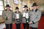 Im Rahmen der Verleihung der Auszeichnungen überreichte LH Schützenhöfer (l.) LH Pühringer, LH Häupl und LH Pröll (v.l.) einen "Schladminger" sowie einen Ausseer Hut