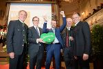 WKO Steiermark Präsident Josef Herk, Landesrat Christian Buchmann (v.l.), Spartenobmann Hermann Talowski und Landeshauptmann Hermann Schützenhöfer gratulieren dem Meister des Jahres, Michael Dorner © Foto: Fischer; bei Quellenangabe honorarfrei WKO Steiermark Präsident Josef Herk, Landesrat Christian Buchmann (v.l.), Spartenobmann Hermann Talowski und Landeshauptmann Hermann Schützenhöfer gratulieren dem Meister des Jahres, Michael Dorner