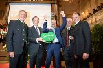 WKO Steiermark Präsident Josef Herk, Landesrat Christian Buchmann (v.l.), Spartenobmann Hermann Talowski und Landeshauptmann Hermann Schützenhöfer gratulieren dem Meister des Jahres, Michael Dorner