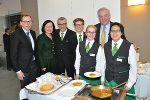 Tourismuslandesrat Christian Buchmann, Landesschulratspräsidentin Elisabeth Meixner und Direktor Wolfgang Haas (v.l.) mit zwei Schülerinnen und einem Schüler der Tourismusschulen Bad Gleichenberg