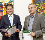 Landesstatistik-Chef Martin Mayer und LH-Stv. Michael Schickhofer sind erfreut über den Anstieg beim Einkommen von Frauen (v.r.) © Foto: steiermark.at/Streibl; bei Quellenangabe honorarfrei