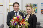 Blumenkönigin Eva II. überbrachte LH-Stv. Michael Schickhofer Valentinsgrüße ©      