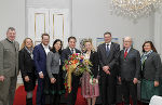 Blumenkönigin Eva II. mit LH-Stv. Michael Schickhofer (5.v.l.), Innungsmeister Rudolf Hajek (2.v.r.) und Verkehrsminister Jörg Leichtfried (3.v.r.) sowie weiteren Vertretern der Gärtner und Floristen © Fotos: steiermark.at/Streibl; bei Quellenangabe honorarfrei Blumenkönigin Eva II. mit LH-Stv. Michael Schickhofer (5.v.l.), Innungsmeister Rudolf Hajek (2.v.r.) und Verkehrsminister Jörg Leichtfried (3.v.r.) sowie weiteren Vertretern der Gärtner und Floristen