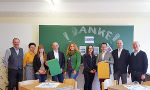 Direktor Peter Kögler (links) konnte mit Ewald Plantosar (2.v.r.), Werner Dokter, Denise Gaal vom Umweltbildungszentrum und Günter Adler (4.v.r.) den sanierten Werkraum übergeben Direktor Peter Kögler (links) konnte mit Ewald Plantosar (2.v.r.), Werner Dokter, Denise Gaal vom Umweltbildungszentrum und Günter Adler (4.v.r.) den sanierten Werkraum übergeben