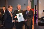 Landeshauptmann Hermann Schützenhöfer und Wirtschaftslandesrat Christian Buchmann gratulierten zur Verleihung des Landeswappens © Holler Tore GmbH; bei Quellenangabe honorarfrei