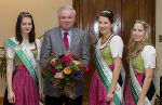Im Vorfeld des Valentinstags waren auch die Hoheiten der Steirischen Blumenstraße in der Grazer Burg: Blumenprinzessin Johanna, LH Schützenhöfer, Blumenkönigin Rita und Blumenprinzessin Gerlinde (v.l.) © steiermark.at/Streibl; bei Quellenangabe honorarfrei Im Vorfeld des Valentinstags waren auch die Hoheiten der Steirischen Blumenstraße in der Grazer Burg: Blumenprinzessin Johanna, LH Schützenhöfer, Blumenkönigin Rita und Blumenprinzessin Gerlinde (v.l.)