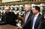 Bischof Wilhelm Krautwaschl, Landeshauptmann Hermann Schützenhöfer und Landeshauptmann-Stellvertreter Michael Schickhofer (v.l.) beim gestrigen Besuch der Schweizer Garde