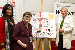 Künstlerin Monika Barwig, Special Olympics Athletin Anna Strobl und Landeshauptmann Hermann Schützenhöfer (v.l.) gestalteten gemeinsam ein Kunstwerk ©      