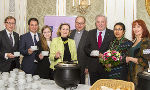 Benefizsuppenessen in der Grazer Burg: Landesrat Christian Buchmann, Landeshauptmann-Stellvertreter Michael Schickhofer, Cornelia Gruber, Landtagspräsidentin Bettina Vollath, Bischofsvikar Hermann Glettler, Landeshauptmann Hermann Schützenhöfer, die nepalesische Projektpartnerin Jyoti Shrestna sowie die Vorsitzende der Katholischen Frauenbewegung Lydia Lieskonig (v.l.)