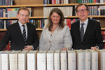 Botschafter Andrej Rahten übergab an die Bibliotheks-Chefin Katharina Kocher-Lichem und LR Christian Buchmann die wertvolle Illustrationssammlung (v.l.) ©      