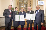 LH Hermann Schützenhöfer, Johanna Mrak (Tochter von Josef Krainer jun.), Rektorin Christa Neuper, Schriftsteller Alfred Komarek und der Obmann des Gedenkwerks Gerald Schöpfer ©      