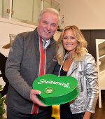 Als ganz besonderen Gast konnte LH Schützenhöfer im Rahmen der Schlusszeremonie Helene Fischer in der Steiermark begrüßen ©      