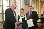 In der Aula der Alten Universität wurden heute Goldene Ehrenzeichen des Landes Steiermark überreicht: LH Schützenhöfer, Nicole Schmidhofer und Klubobmann Hannes Schwarz (v.l.) © Fotos: steiermark.at/Frankl; bei Quellenangabe honorarfrei In der Aula der Alten Universität wurden heute Goldene Ehrenzeichen des Landes Steiermark überreicht: LH Schützenhöfer, Nicole Schmidhofer und Klubobmann Hannes Schwarz (v.l.)