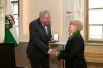 Für ihre Verdienste um die Textile Handwerkskunst erhielt Emma De Ro aus St. Josef aus der Weststeiermark das Goldene Ehrenzeichen © steiermark.at/Frankl