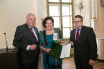 Mit dem Goldenen Ehrenzeichen wurde Adelheid Inffeld aus Graz für ihre Verdienste um die freischaffende Kunst in der Steiermark geehrt