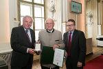 Edelbert Lackner aus Graz bekam für seine Verdienste um den Verein Gottscheer Gedenkstätte Graz-Mariatrost das Goldene Ehrenzeichen