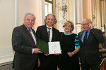 Zur Würdigung seiner Verdienste um die steirische Musikszene wurde Oliver Mally aus Wagna das Goldene Ehrenzeichen überreicht