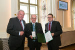 Das Goldene Ehrenzeichen wurde Franz Rossegger aus Krieglach für Verdienste um den Zentralbetriebsrat der KAGES überreicht