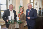 Verleihung von Großen Ehrenzeichen: Reinhard P. Gruber, Elisabeth Gürtler und LH Hermann Schützenhöfer (v.l.) in der Aula der Alten Universität  ©      