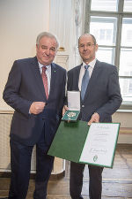 Der HNO-Spezialist Gerhard Friedrich wurde für seine Verdienste um das steirische Gesundheitswesen mit dem Großen Ehrenzeichen des Landes Steiermark ausgezeichnet.