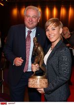 LH Hermann Schützenhöfer gratulierte Nicole Schmidhofer, der steirischen Sportlerin des Jahres. LH Hermann Schützenhöfer gratulierte Nicole Schmidhofer, der steirischen Sportlerin des Jahres.
