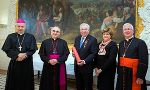 Landeshauptmann Hermann Schützenhöfer wurde von Diözesanbischof Willhelm Krautwaschl der Gregorius-Ritterorden überreicht © Foto: Ivo Velchev; bei Quellenangabe honorarfrei