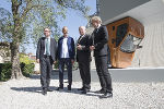 Kulturlandesrat Christopher Drexler, Künstler Erwin Wurm, Landeshauptmann Hermann Schützenhöfer und Kulturstadtrat Günther Riegler (v.l.) vor dem Österreich-Pavillion bei der 57. Biennale in Venedig ©      