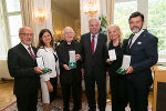 LH Hermann Schützenhöfer (4.v.l.) und LR Doris Kampus (2.v.l.) überreichten an Ludwig Sik, Pfarrer Wolfgang Pucher, Waltraud Schinko-Neuroth und Hupert Neuper (v.l.) das Große Goldene Ehrenzeichen