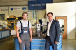 Betriebsbesuch bei der Firma AKE - Ausseer Kälte- und Edelstahltechnik: LH Schickhofer (r.) mit dem Lehrling Franz Kalß