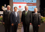 Präsident Werner Weinhofer (l.) begrüßte Landeshauptmann Hermann Schützenhöfer (3.v.l.) und Landeshauptmann-Stellvertreter Michael Schickhofer (2.v.l.) bei der Generalversammlung des Roten Kreuzes Steiermark. © Rotes Kreuz Steiermark; bei Quellenangabe honorarfrei