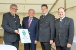 GF Peter Pleschberger, LH Hermann Schützenhöfer, GF Patrick Pongratz und Generaldirektor Othmar Ederer (v.l.) bei der feierlichen Überreichung des Landeswappens © Christian Fauland; bei Quellenangabe honorarfrei