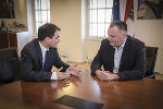 LH-Stv. Schickhofer (l.) und Verteidigungsminister Doskozil (r.) im Gespräch. © Bild: Bundesministerium für Verteidigung/Pusch LH-Stv. Schickhofer (l.) und Verteidigungsminister Doskozil (r.) im Gespräch.