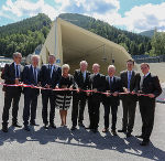 ASFINAG-Geschäftsführer Alexander Walcher, Landesrat Anton Lang, Verkehrsminister Jörg Leichtfried, Tunnelpatin Ingrid Voves, LH Hermann Schützenhöfer, Vorstand Alois Schedl, Bürgermeister Karl Fadinger aus St. Michael, ASFINAG-Geschäftsführer Gernot Brandtner und der Übelbacher Bürgermeister Markus Windisch vor dem neuen Tunnelportal, v.l.