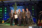 Günter Stangl, Regionalstellenobmann der WK Südoststeiermark, Karin und Franz Saringer, LH Hermann Schützenhöfer und Thomas Heuberger, Regionalstellenleiter der WK bei der Überreichung des Landeswappens (v.l.) © Foto: Sako-Stahl; bei Quellenangabe honorarfrei