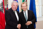 Landeshauptmann Hermann Schützenhöfer bedankte sich beim scheidenden Botschafter Andrej Rahten für die gute Zusammenarbeit © steiermark.at/Streibl; bei Quellenangabe honorarfrei
