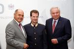 Innenminister Wolfgang Sobotka (l.) und Landeshauptmann Hermann Schützenhöfer (r.) mit dem neuen steirischen Landespolizeidirektor Gerald Ortner (M.)