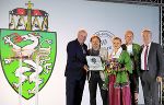 Steirisches Landeswappen verliehen: Landeshauptmann Hermann Schützenhöfer, die Gepa-Geschäftsführer Franz Pammer, Ingrid Gerenscer und Martin Ritzer sowie Landesrat Anton Lang  © GEPA pictures; bei Quellenangabe honorarfrei