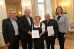 Landesrat Anton Lang, Landeshauptmann Hermann Schützenhöfer (v.l.) und Landesrätin Barbara Eibinger-Miedl (r.) dankten den beiden ältesten ehrenamtlichen Helfern, Anna Gumsej und Georg Kornberger ©      