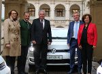 Übergabeder neuen E-Autos: Abteilungsleiterin Christine Klug, Bezirkshauptmann Alexander Majcan, Landeshauptmann Hermann Schützenhöfer, Landesrat Anton Lang und Bezirkshauptfrau Gabriele Budiman (v.l.) © steiermark.at/Janderka; bei Quellenangabe honorarfrei