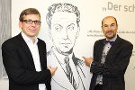 Christian Teissl (li.) und Andreas Stangl mit einem Porträt von Bruno Ertler © Stmk. Landesbibliothek; bei Quellenangabe honorarfrei Christian Teissl (li.) und Andreas Stangl mit einem Porträt von Bruno Ertler