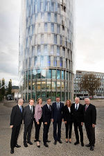 Landesrat Hans Seitinger, SFL-Prokurist Mario Müller, Landesrätin Barbara Eibinger-Miedl, Bürgermeister Siegfried Nagl, Bundesminister Jörg Leichtfried, Birgit Höllwart, Hans Höllwart und Landeshauptmann Hermann Schützenhöfer (v.l.) bei der Eröffnung