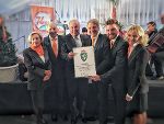 Die Seniorchefs Sieglinde und Josef Herk, Landeshauptmann Hermann Schützenhöfer, Wirtschaftskammerpräsident Josef Herk mit seinem Sohn Josef Herk jun. sowie seiner Gattin Valentina (v.l.) bei der Überreichung des Landeswappens
