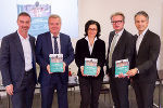 Präsentierten gemeinsam das Lehrbuch im Medienzentrum Steiermark: Manfred Lamprecht (ÖGSE), LR Anton Lang, Sandra Holasek (ÖGSE), LR Christopher Drexler und Stadtrat Kurt Hohensinner (v.l.) © steiermark.at/Streibl; bei Quellenangabe honorarfrei