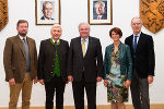 DPV-Obmann Gerd Kaltenegger, BH Walter Kreutzwiesner, LH Hermann Schützenhöfer, Kanzleileiterin Bärbel Sandriesser und Landesamtsdirektor Helmut Hirt in der BH Leoben (v.l.) ©      