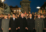 Große Flaggenparade am Grazer Hauptplatz: Feuerwehrpräsident Albert Kern, Landeshauptmann-Stellvertreter Michael Schickhofer, Landeshauptmann Hermann Schützenhöfer, Bürgermeister Siegfried Nagl und Militärkommandant Heinz Zöllner (v.l.) ©      