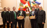 Apfelkönigin Magdalena I. überreichte Landeshauptmann Hermann Schützenhöfer und Landeshauptmann-Stellvertreter Michael Schickhofer Körbe mit steirischen Äpfeln © steiermark.at/Streibl; bei Quellenangabe honorarfrei